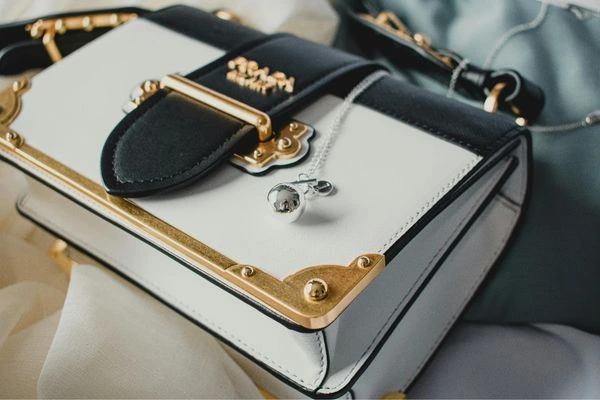 Buy Designer Bags Online: Tips for Safe, Stylish Picks