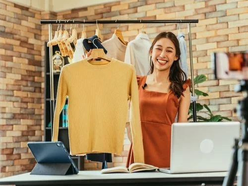 Top Fashion Influencers Shaping Style and Trends Today